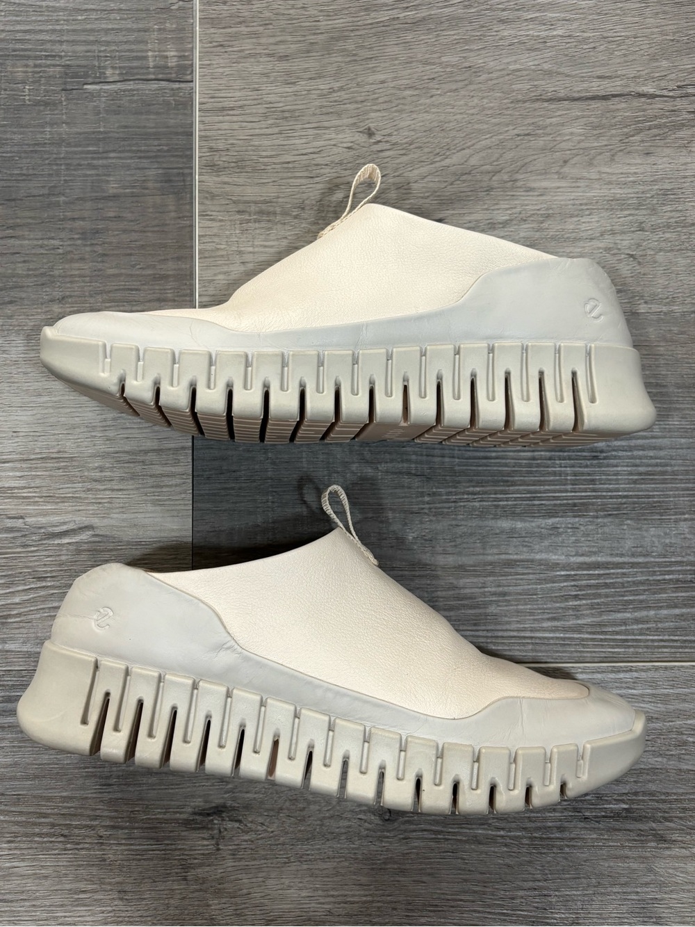 ECCO Gruuv Soft Leather, Slip-On Orthotic Sneaker, Size 9-9.5 EU 40, GUC
